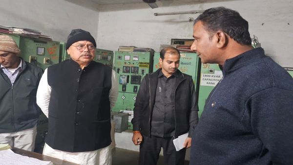 MP News: बैतूल में ऊर्जा मंत्री प्रद्युम्न सिंह तोमर का सरप्राइज विजिट, अंबाडा 33/11 KV सब-स्टेशन का निरीक्षण