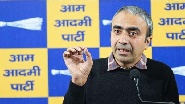 हरियाणा के सरकारी स्कूलों में 5 डिग्री तापमान में टाट-पट्टी पर बैठने को मजबूर मासूम, AAP ने सच किया उजागर