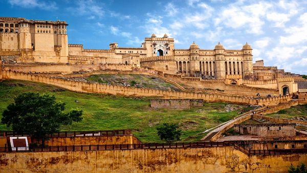 Amer Fort: अरावली के पत्थरों को चीरकर बना है यह किला, घूमने का है प्लान तो पहले ये जरूरी बात नोट कर लें