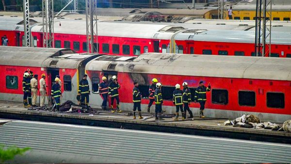 Tatanagar Ernakulam Express Fire: टाटानगर-एर्नाकुलम एक्सप्रेस के AC कोच में भीषण आग, 70 वर्षीय यात्री की मौत