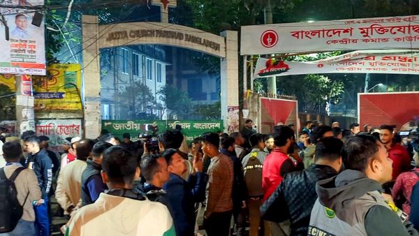 जंग के मैदान में बदला Bangladesh, इंकलाब मंच ने किया देशव्यापी नाकाबंदी का ऐलान, संसद पर कब्जा करने की तैयारी