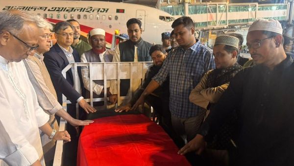 Bangladesh violence: ढाका पहुंचा उस्मान हादी का शव, उमड़ी लोगों की भारी भीड़