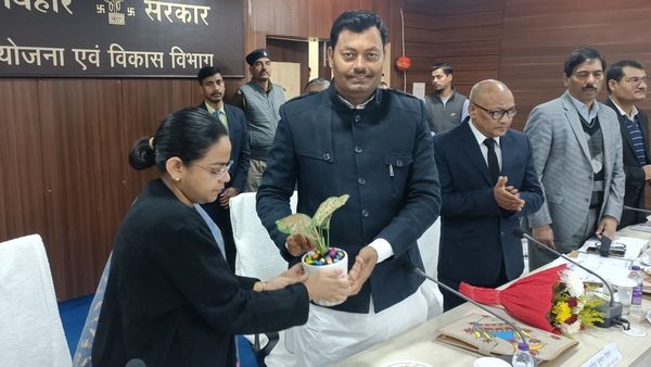 Bihar News: कल्याणकारी योजनाओं को पात्र लाभार्थियों तक जल्द पहुंचाएं: मंत्री