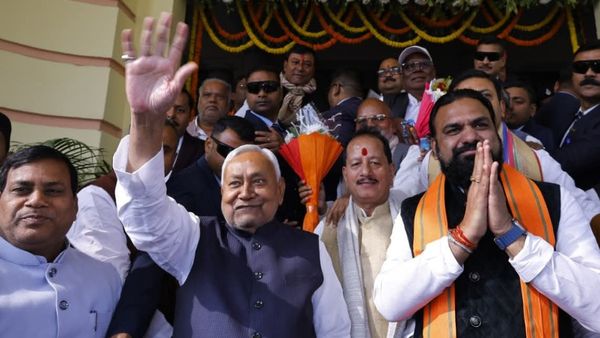 Bihar News: बिहार में बड़ा घोटाला! 7 विधायक-सांसद सैलरी के साथ ले रहे 'पेंशन', लिस्ट में मोदी-नीतीश के मंत्री