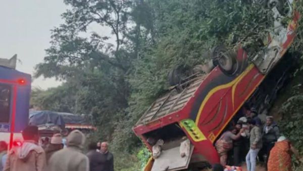 Andhra Pradesh News: ड्राइवर की लापरवाही या अपरिचित रूट? आंध्र प्रदेश में 9 तीर्थयात्रियों की दर्दनाक मौत