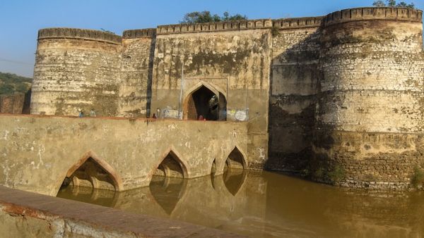 Lohagarh Fort: राजस्थान के इस भव्य किले का रखवाला है अरावली, मुगल और अंग्रेज भी इससे खाते थे खौफ