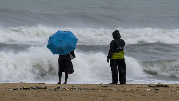 Chennai Weather Forecast: तूफान दित्वाह की वजह से चेन्नई में सड़कें वीरान, समंदर से उठ रही हाहाकारी लहरें