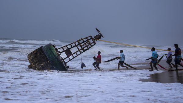 Chennai Weather: चेन्नई में मौसम का तूफानी कहर, स्कूल-कॉलेज बंद, सड़कों से पंप लगा निकाला जा रहा पानी