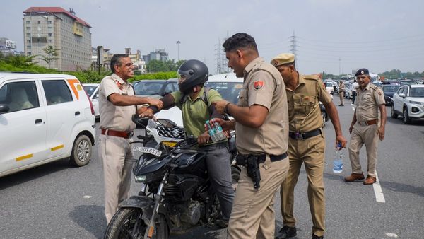 Delhi Vehicles No Entry: नोएडा-गुरुग्राम होशियार! इन 12 लाख गाड़ियों की दिल्ली में नो एंट्री-नो पेट्रोल  