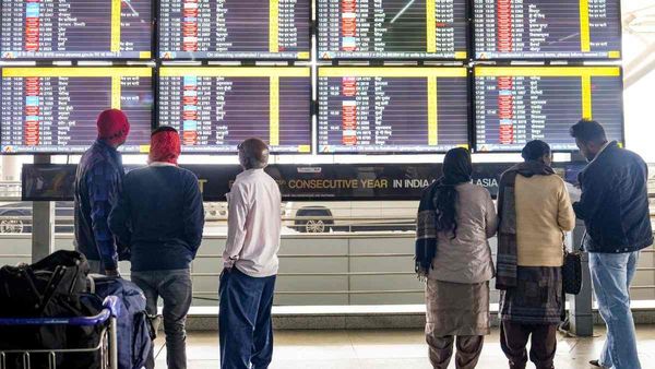 Delhi Airport: दिल्ली में कोहरे-स्मॉग का Double Attack, 200 फ्लाइट्स प्रभावित, 50 से ज्यादा ट्रेन भी लेट