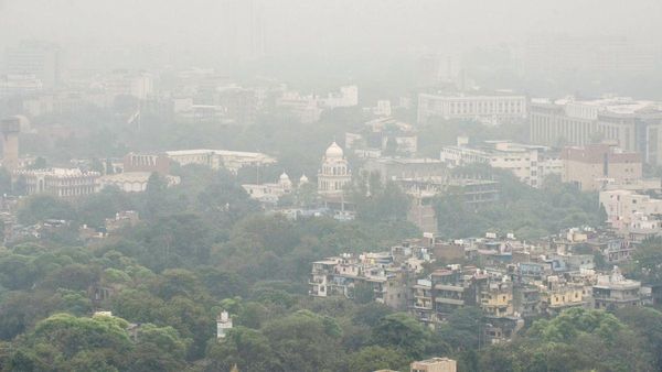 Delhi AQI Today: दिल्ली बनी गैस चैंबर! औसत AQI 403 के पार, फ्लाइट्स और ट्रेनों पर ब्रेक, कब सुधरेंगे हालात?