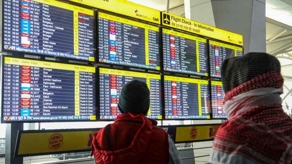 Delhi NCR Flight Update: फ्लाइट्स को लेकर बड़ा अलर्ट, 200 से ज्यादा उड़ानें लेट, कब तक रहेगा ये हाल?