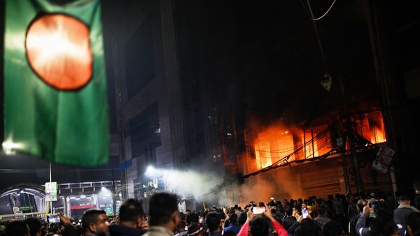 Dhaka Violence: ढाका में भड़की हिंसा, जलते ऑफिस के अंदर फंसी महिला रिपोर्टर, कहा-अब सांस नहीं ले पा रही हूं