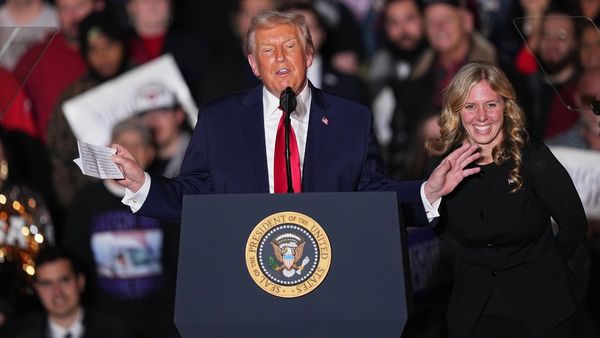 Donald Trump Health: ट्रम्प की सेहत बिगड़ रही है? हाथ पर लगे बैंडेज ने बढ़ाई हलचल, व्हाइट हाउस ने क्या कहा?