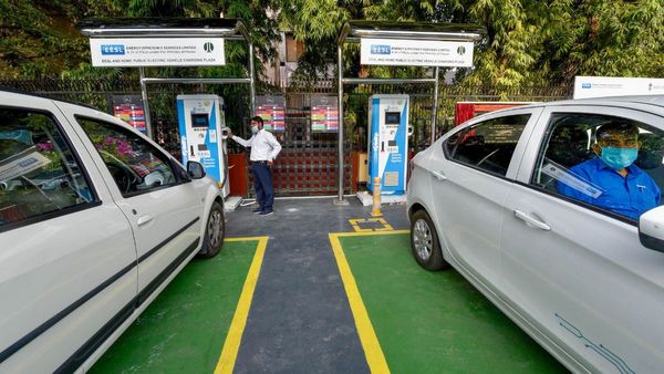 Delhi EV Policy: दिल्ली में पेट्रोल-CNG गाड़ियां खरीदना होगा महंगा, क्या है सरकार की नई प्लानिंग?