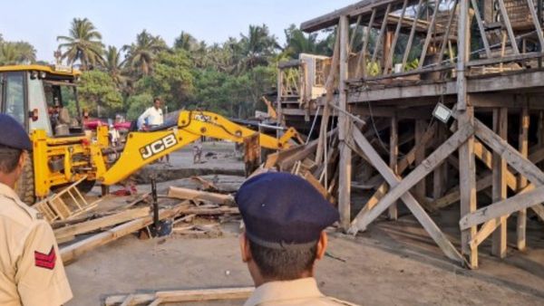 Goa Nightclub Fire: गोवा में लूथरा ब्रदर्स के 'रोमियो लेन' रेस्तरां पर चला बुलडोजर, हुआ ये बड़ा खुलासा, Video