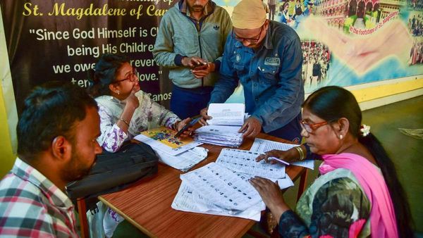 गुजरात में SIR प्रोसेस के बीच हटाए जाएंगे लाखों वोटर्स के नाम, आखिर क्या है धड़ाधड़ नाम काटने की वजह?