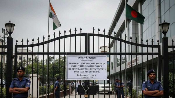 Bangladesh Violence: चटगांव IVAC पर लगा ताला, भारतीय वीजा सेवाएं बंद, कब शुरू होंगी सर्विस?