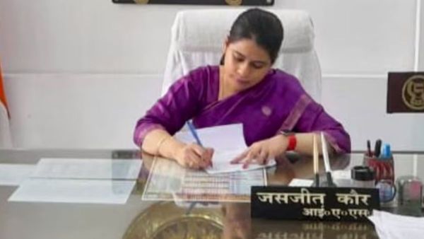 IAS Story: किसान को हल्के में लेना DM को पड़ा भारी! कोर्ट ने क्यों दिया आलीशान घर की कुर्की का आदेश?