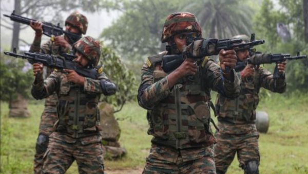 जम्मू-कश्मीर के उधमपुर में हुई मुठभेड़ में सशस्त्र बल ने आतंकियों को घेरा, पुलिसकर्मी शहीद