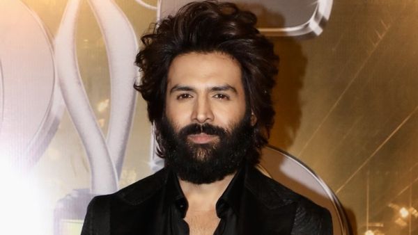 बहन को विदा कर इमोशनल हुए कार्तिक आर्यन, पोस्ट शेयर कर कहा- 'किकी दुल्हन के जोड़े में देख'