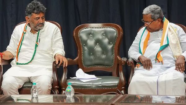 Karnataka CM: 'सत्ता खींचतान' के बीच दिल्ली पहुंचे डीके शिवकुमार, सीएम सिद्धारमैया के तंज ने बढ़ाया सस्पेंस