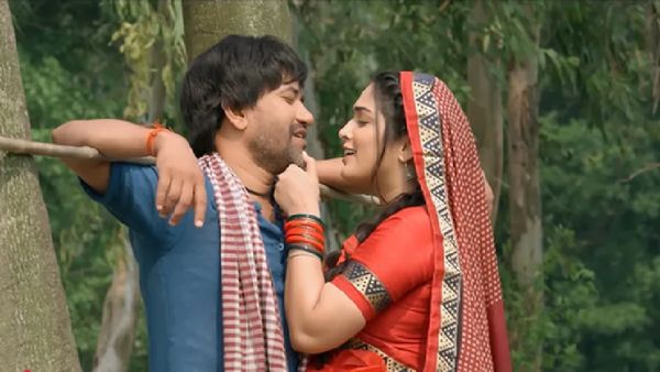 'मरून कलर सड़िया' भोजपुरी गाने ने यूट्यूब पर मचाई तबाही, आम्रपाली-निरहुआ की केमेस्ट्री ने तोड़ा ऐसा रिकॉर्ड