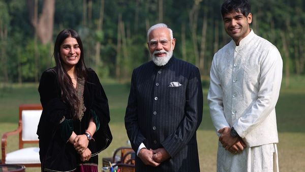 ओलंपिक हीरो Neeraj Chopra पत्नी हिमानी मोर के साथ बने PM मोदी के मेहमान, मुलाकात बनी यादगार, तस्वीर वायरल