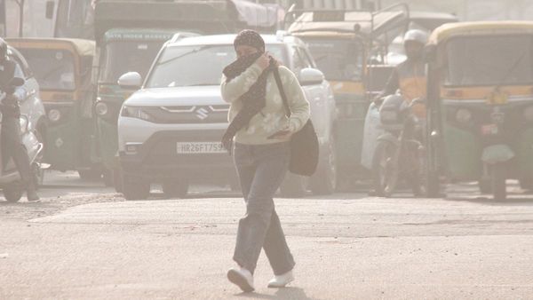 Delhi AQI Today: स्मॉग और धुंध से बेहाल दिल्ली, GRAP IV की पाबंदियों के बीच बच्चों को स्कूल जाना है जरूरी?