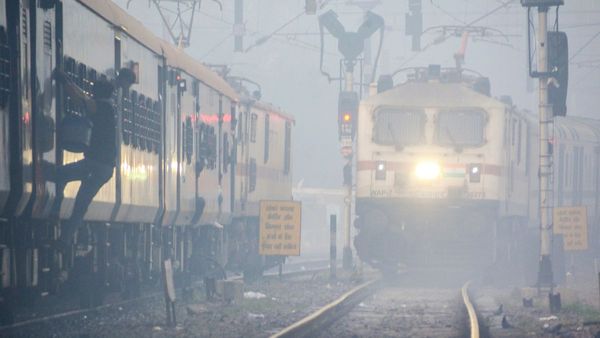Trains Delayed: यात्रीगण कृपया ध्यान दें! कोहरे की चादर में लिपटा MP, 15 से ज्यादा ट्रेनों की राह में रोड़ा