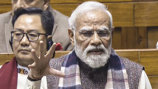 PM Modi Speech: संसद में पीएम मोदी ने 121 बार कहा ‘वंदे मातरम्’, कांग्रेस-नेहरू पर प्रहार! क्या है इसका संदेश?