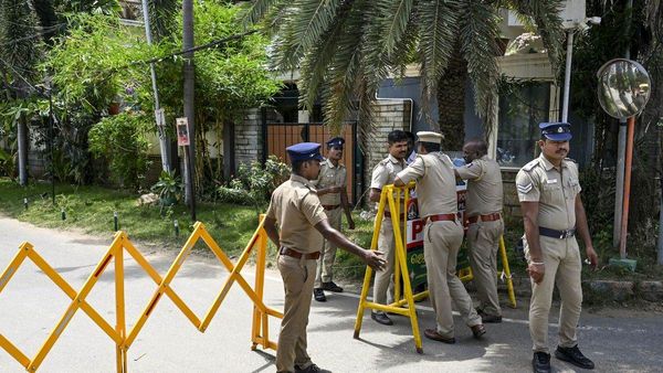 रील के चक्कर में कोल्हापुर में दरिंदगी! 4 नाबालिगों ने रेलयात्री की गर्दन पर रखा चाकू, गिरफ्तार