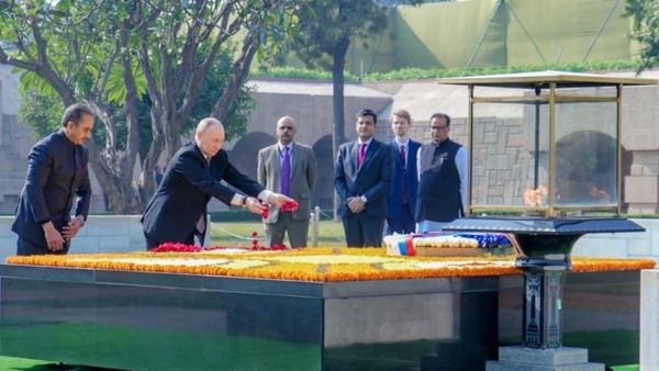 Putin India Visit: 'आधुनिक भारत के संस्थापक', राजघाट पर महात्मा गांधी को श्रद्धांजलि देकर पुतिन ने क्या कहा?