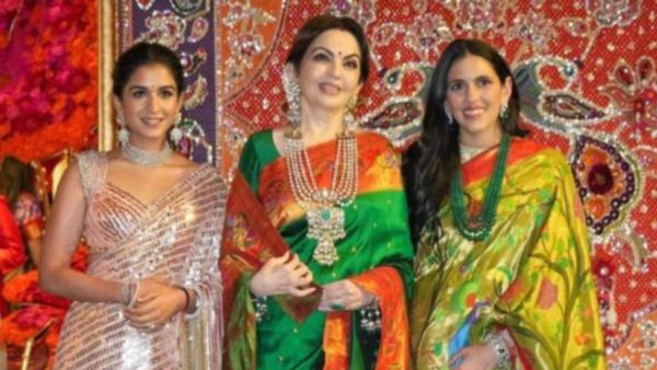 नीता अंबानी की आंखों से ही कांप उठती हैं बहुएं ? फंक्शन में सास को देख घबराईं राधिका मर्चेंट, कर बैठीं ये गलती