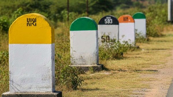 Road Milestone Colour Coding: सड़क किनारे लगे पत्थरों के रंगों का क्या होता है मतलब? इनमें छिपा है पूरा इतिहास
