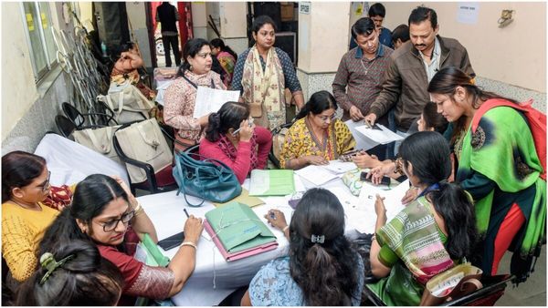 Bengal SIR: ‘अनमैप्ड वोटर’ पर अचानक क्यों रुकी EC की सुनवाई? कौन हैं ये Unmapped voters, बंगाल में जमकर विवाद