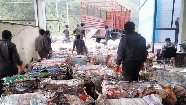 Uttarakhand News: बदरीनाथ में यात्रा काल में कूड़े से लाखों की कमाई, जानिए कैसे नगर पंचायत कर रहा कमाई