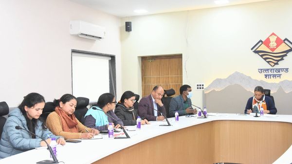 Uttarakhand News: धामी सरकार का बड़ा तोहफा, आंगनबाड़ी कार्यकर्ताओं के खाते में आएंगे एक लाख रुपए, जानिए कब