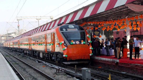 Vande Bharat: दिल्ली-पटना रूट पर मिलेगी वंदे भारत स्लीपर की सुविधा! कितना होगा किराया और किस टाइम चलेगी ट्रेन?