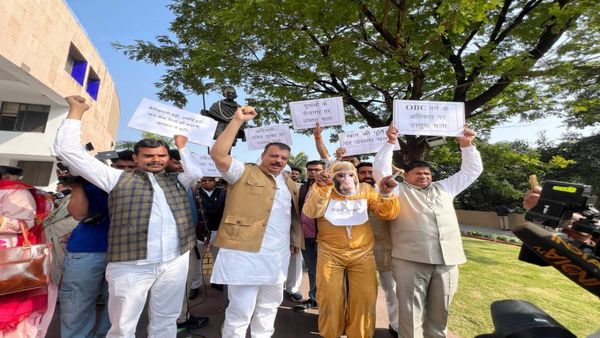 कांग्रेस का धमाकेदार प्रदर्शन, 'बंदर के हाथ में उस्तरा' की झांकी से भाजपा सरकार पर तीखा प्रहार