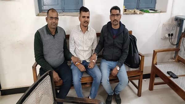 MP News: शिवपुरी अपर कलेक्टर न्यायालय के स्टेनो मोनू शर्मा 5,000 रुपये रिश्वत लेते रंगे हाथों गिरफ्तार