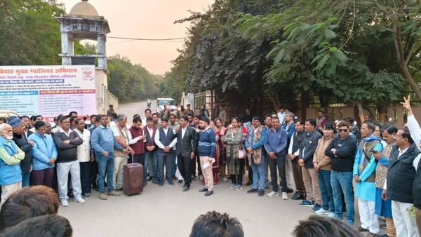 MP News: ग्वालियर में IAS संतोष वर्मा के समर्थन में उबाल, SC-ST-OBC संगठनों का संयुक्त प्रदर्शन