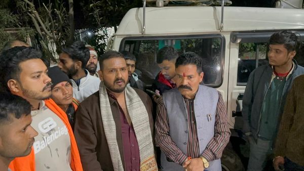 भोपाल में गो तस्करी का नया मामला: पुलिस मुख्यालय के सामने हिंदू संगठनों ने पकड़ा 25 टन गोमांस से लदा ट्रक