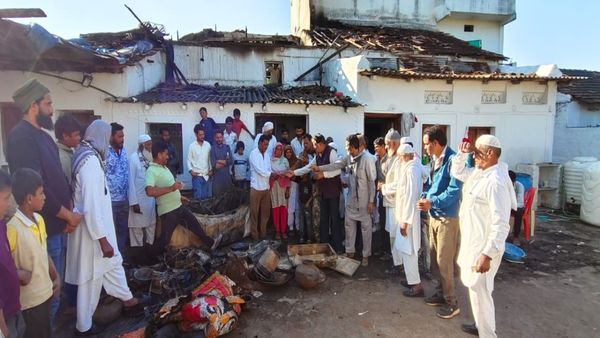 सीहोर के ग्राम पत्नी में भीषण अग्निकांड: रात 3 बजे लगी आग में दो परिवारों के 16 कमरे जलकर खाक