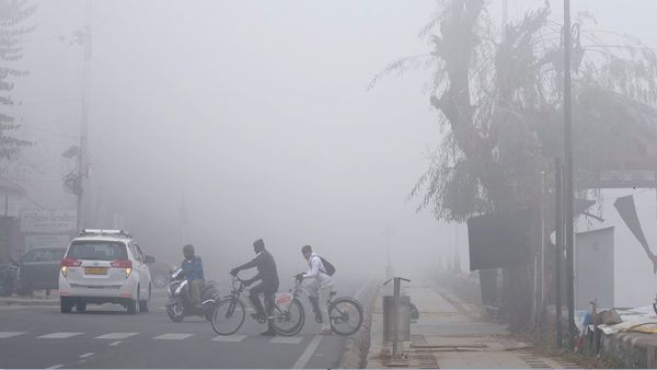 Aaj ka Mausam: कहीं कोहरा तो कहीं बर्फबारी-बारिश, वीकेंड पर ट्रैवल से पहले जरूर पढ़ लें आज का मौसम अलर्ट