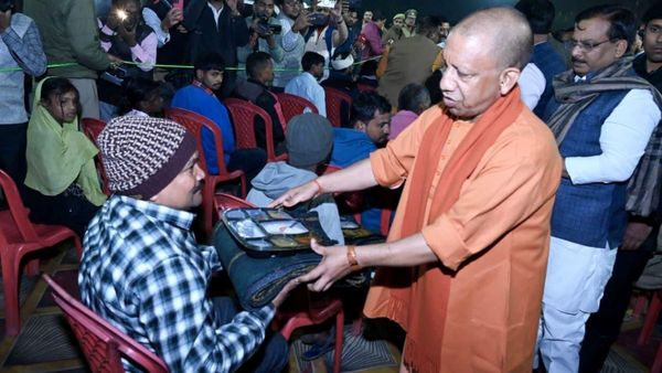 UP: कड़ाके की ठंड में योगी सरकार का बड़ा कदम! CM ने खुद रैन बसेरों का निरीक्षण कर जरूरतमंदों को दिया सहारा