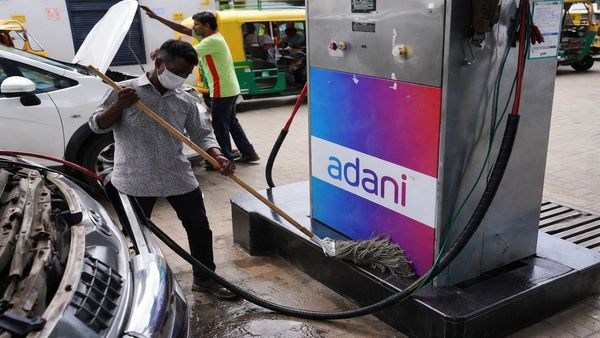 PNGRB के नए टैरिफ आदेश के बाद Adani Total Gas ने CNG और PNG के दाम घटाए, उपभोक्ताओं को मिलेगी राहत