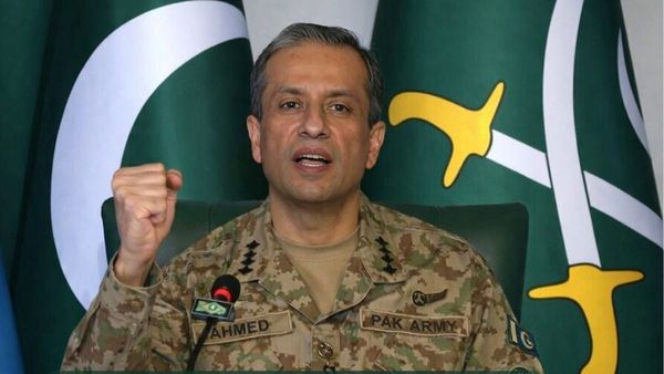 'मजा नहीं आया तो पैसे वापस,' भिखमंगे PAK जनरल की भारत को सड़क छाप धमकी, VIRAL VIDEO में दिखी नुक्कड़ नौटंकी