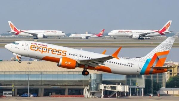 वैंकूवर में फ्लाइट से उतारे गए Air India के पायलट, ‘अल्कोहल स्मेल’ का आरोप, एयरलाइन ने क्या कहा?