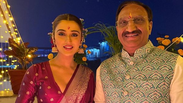 Love Story: पूर्व सीएम की बेटी ने मां की बेस्ट फ्रेंड के बेटे से रचाई शादी, एक्ट्रेस की पूरी फिल्मी लव स्टोरी